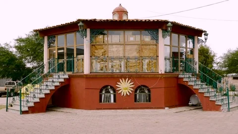 Establishing shot of unique artisan round house during day Video stock 73449763