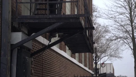 Establishing tilt to an old fire escape on a cloudy day 4k 動画素材 71257004