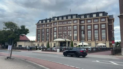 Establishing view of Hotel am Delft overlooking the harbour in Emden 動画素材 344391640