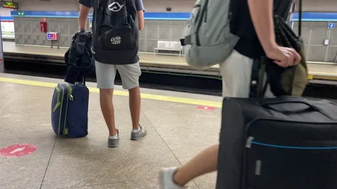 Estación de metro gente con maletas Stock Footage