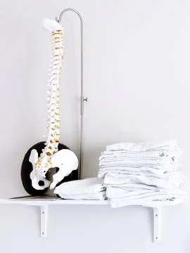 Estanteria con toallas y columna vertebral humanna Stock Photos