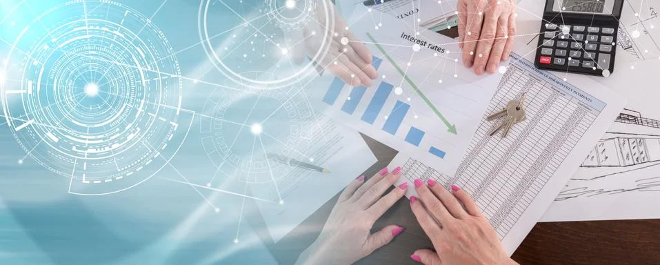 Estate agent showing the decrease of interest rates; panoramic banner 스톡 사진