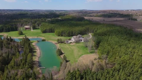 Estate Surrounded by Forest and Pond in Caledon, Ontario 库存影片 336902262