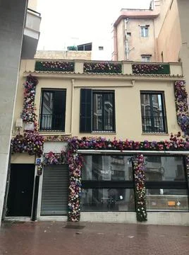 Este es un edificio decorado con muchas flores Stock Photos