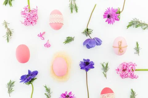 Ester composition with colorful eggs, spring flowers and leaves of lavender o Foto stock