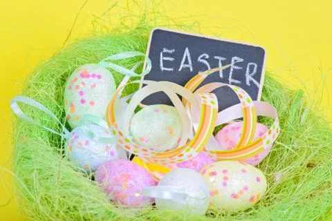Ester eggs in nest with copy-space blackboard 스톡 사진