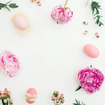 Ester festive composition with eggs, pink peonies, hypericum and eucalyptus b Stock-Fotos