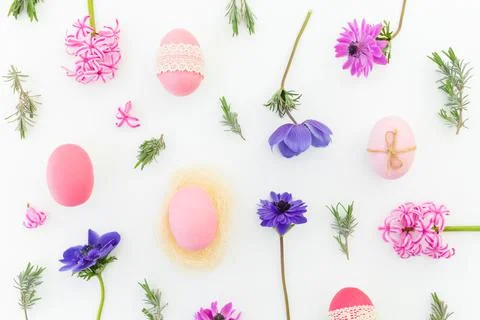 Ester holiday composition with colorful eggs, spring flowers, hypericum and l Foto stock