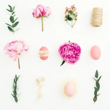 Ester holiday composition with eggs, pink peonies, hypericum and eucalyptus o Foto stock