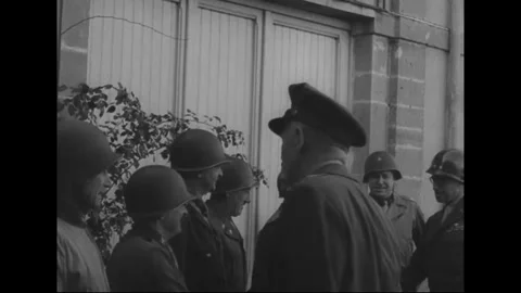 ETAIN - 1944: Command visit - Marshall is greeted outside a building Vidéo 347617026