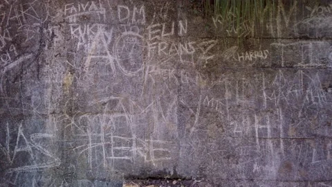 Etching letters into a stone wall Stock-Footage 132149196