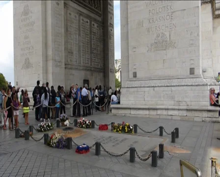 THE ETERNAL FLAME AT THE ARC DE TRIOMPHE (PARIS Arc de Triomphe--14b) Stock Footage 33139829