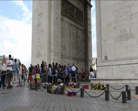 ETERNAL FLAME OF THE ARC DE TRIOMPHE. WITH SOUND. (PARIS Arc de Triomphe—15b) Stock Footage 33139850