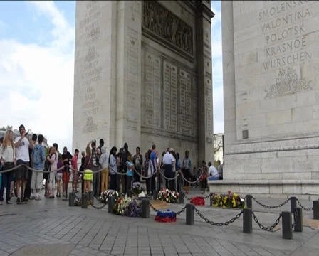 ETERNAL FLAME OF THE ARC DE TRIOMPHE.WITH SOUND. (PARIS Arc de Triomphe--15a) Stock Footage 33139852