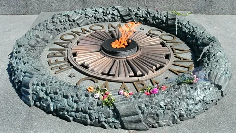 Eternal flame closeup with flowers, Unknown Soldier Memorial in Kiev, Ukraine. Video stock 90909436