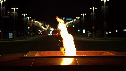 Eternal flame in memory of the fallen wars in the great Patriotic war at night. Stock Footage 172503969