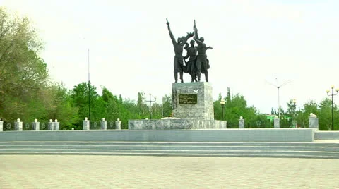 The eternal flame at the monument Vídeos de archivo 25422089