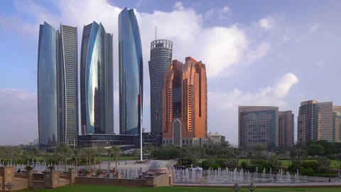 Etihad Towers time lapse viewed over the fountains of the Emirates Palace Hotel Vidéo 76101158