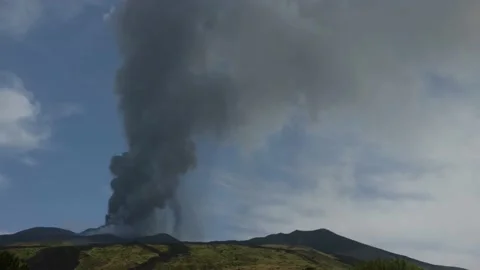 Etna volcano eruption Stockbeeldmateriaal 156340334