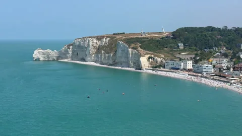 Etretat Chalk Cliffs and Beach Town Viewed from Opposite Clifftop, Normandy 库存影片 345164837