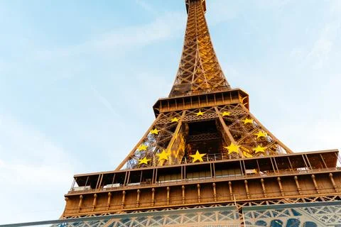 EU Flag on Tour Eiffel, 2022 French EU presidency Foto stock