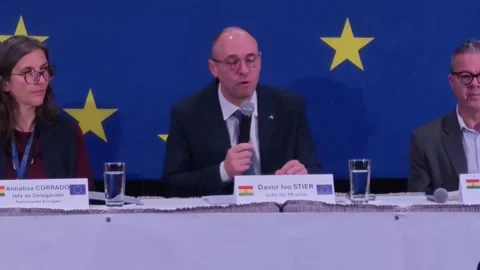 EU mission expresses "full confidence" in preliminary results of Bolivia's secon 库存影片 319583449