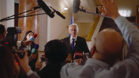 EU representative answers press questions in parliament hall Stock-Footage 271119071
