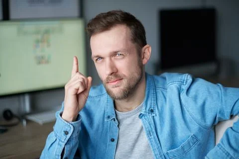 Eureka gesture: IT software engineer or support manager guy looking at camera 스톡 사진