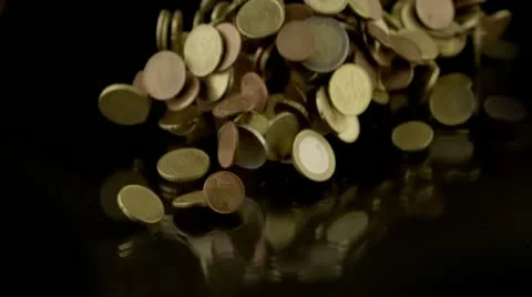 Euro coins falling on a black table Vídeos de archivo 11888749