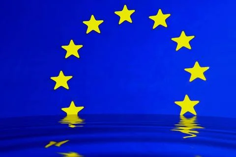 Europa Europäisches Symbol/Flagge - Sterne verschwimmen im Wasser / Europe.. Stock Photos