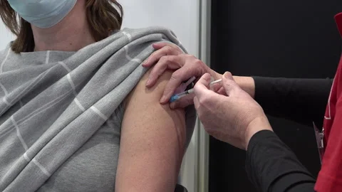 Europe vaccination program Covid-19, injecting Pfizer vaccine with syringe Vídeos de archivo 147082153