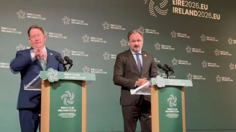 The European Commission calls for accelerating electrification to reduce externa Vídeo Stock 346730712
