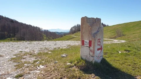European path E5 with stone cippus and panorama of the mountains Vídeo Stock 107162825