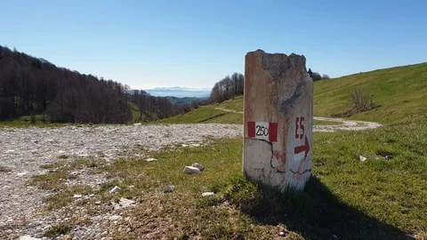 European path E5 with stone cippus and panorama of the mountains Vídeo Stock 107163946