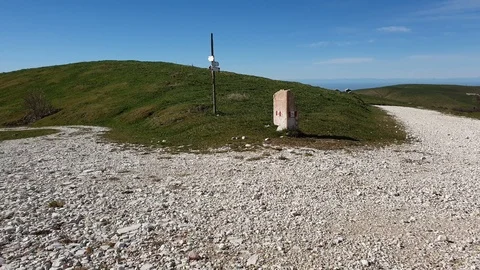 European path E5 with stone cippus and panorama of the mountains Vídeo Stock 107166573