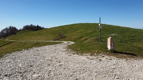 European path E5 with stone cippus and panorama of the mountains Vídeo Stock 107167351