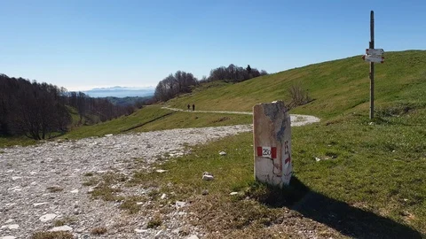 European path E5 with stone cippus and panorama of the mountains Vídeo Stock 107167694