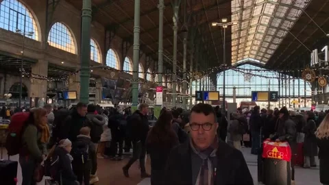 Eurostar train passengers in Paris wait for service to resume throughout the aft Stock Footage 325348634