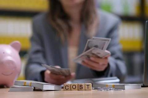 Evaluating the important aspects of Cost Management and Finance in a Business Foto stock