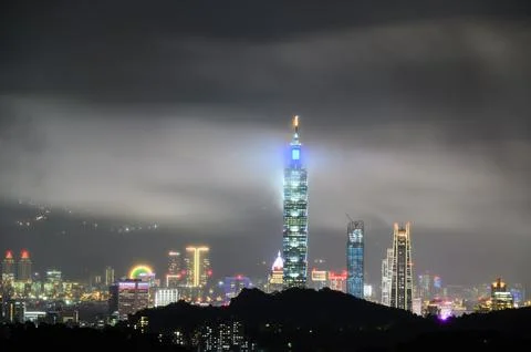 On the eve of the typhoon, fast-moving clouds and fog enveloped the entire city. Foto stock