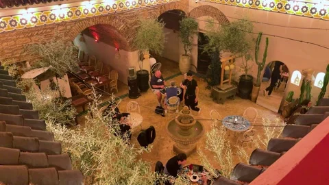 Evening atmosphere in a touristic cafe located in the heart of Marrakesh. 動画素材 332132284