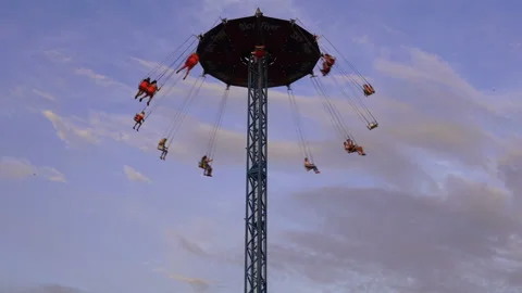 Evening Attraction On the Chain Carousel. Видео 92663401