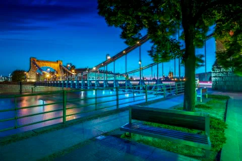 Evening on the boulevards on the Oder river in Wrocław. Illuminated building Foto stock