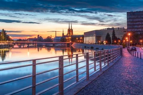 Evening on the boulevards on the Oder river in Wrocław. Illuminated buildings Foto stock