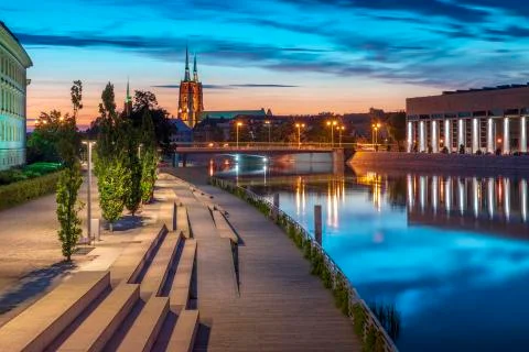 Evening on the boulevards on the Oder river in Wrocław. Illuminated buildings Foto stock