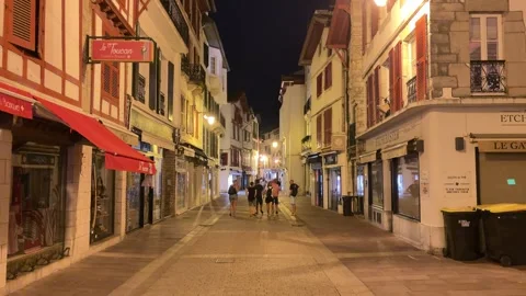 Evening in the centre of Saint-Jean-de-Luz, France Vidéo 344765719