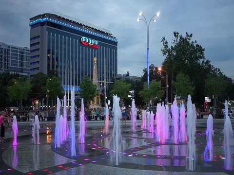 Evening city overlooking the light and musical fountain. Video stock 117693069