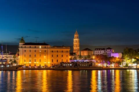 Evening city of Split in Croatia, reflection of the lights of the night city. Foto stock