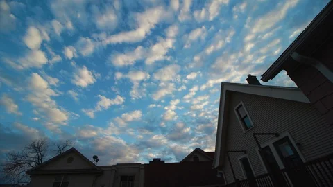 Evening cloud time lapse over neighborhood Vídeos de archivo 129622113