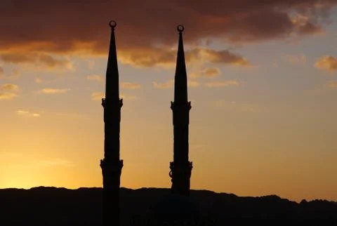 Evening clouds and two minarets of mosque in Sharm El Sheikh, Egypt Stockfoto's